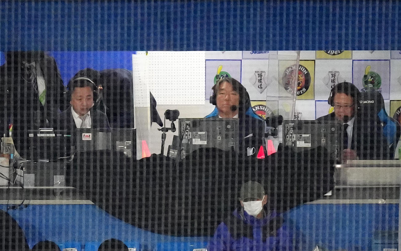 セCSファイナルステージ第1戦、ヤクルト－阪神戦の解説を務める松井氏（中央）（撮影・江口和貴）
