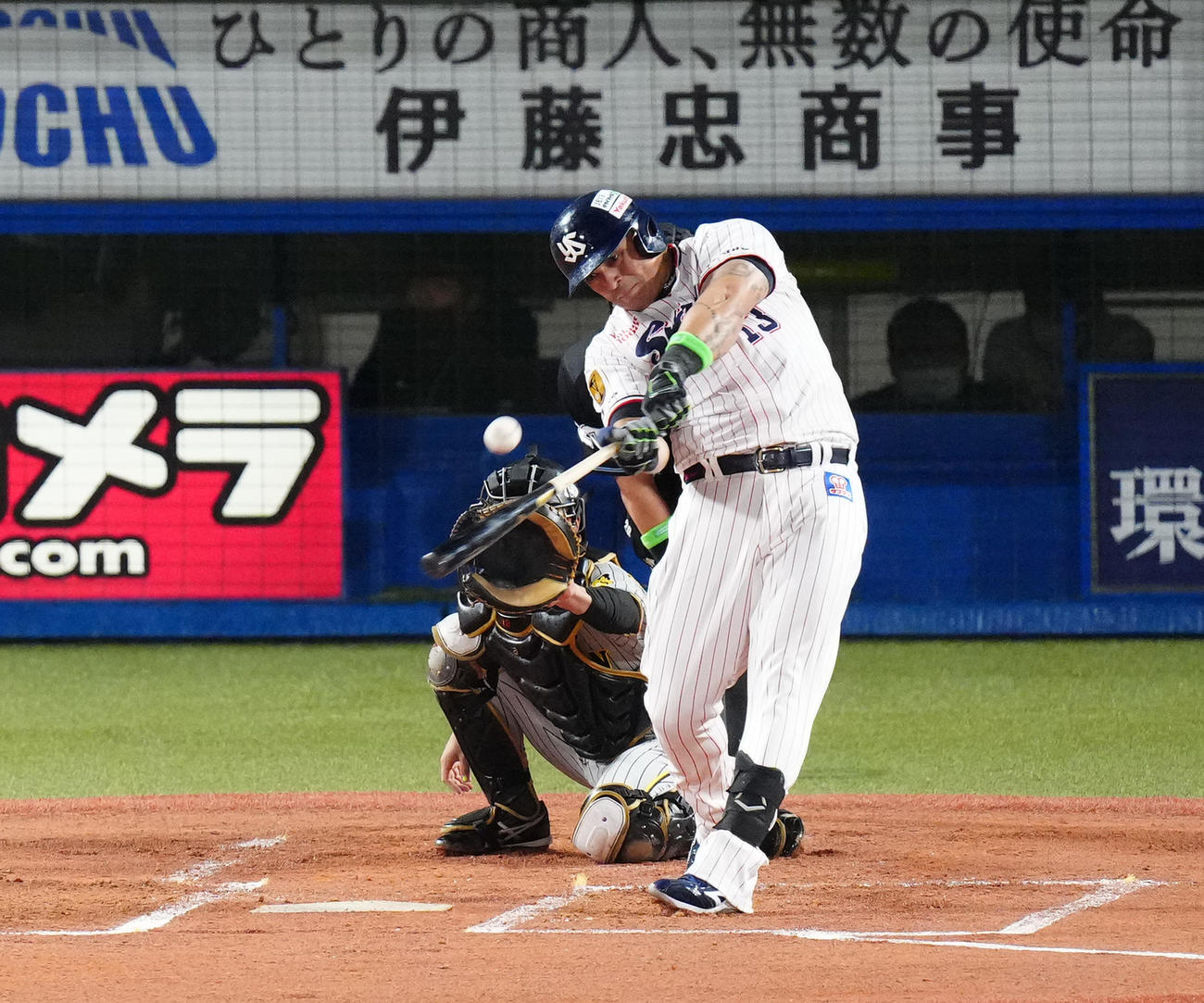 ヤクルト対阪神　1回裏ヤクルト2死一、二塁、左越えに先制3点本塁打を放つオスナ（撮影・江口和貴）