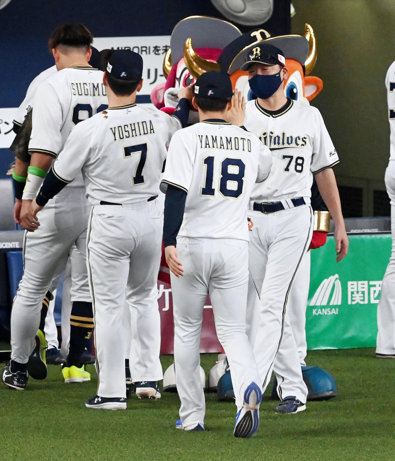 オリックス対ソフトバンク　笑顔で吉田正、山本（左から）を迎える中嶋監督（撮影・前岡正明）