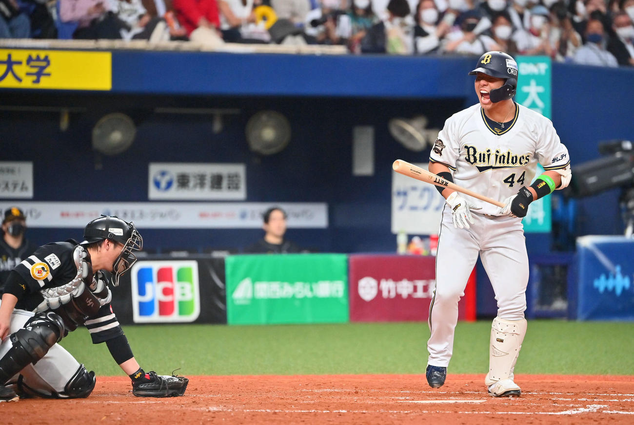 オリックス対ソフトバンク　5回裏オリックス2死満塁、押し出し四球を選び雄たけびを上げる頓宮（撮影・和賀正仁）