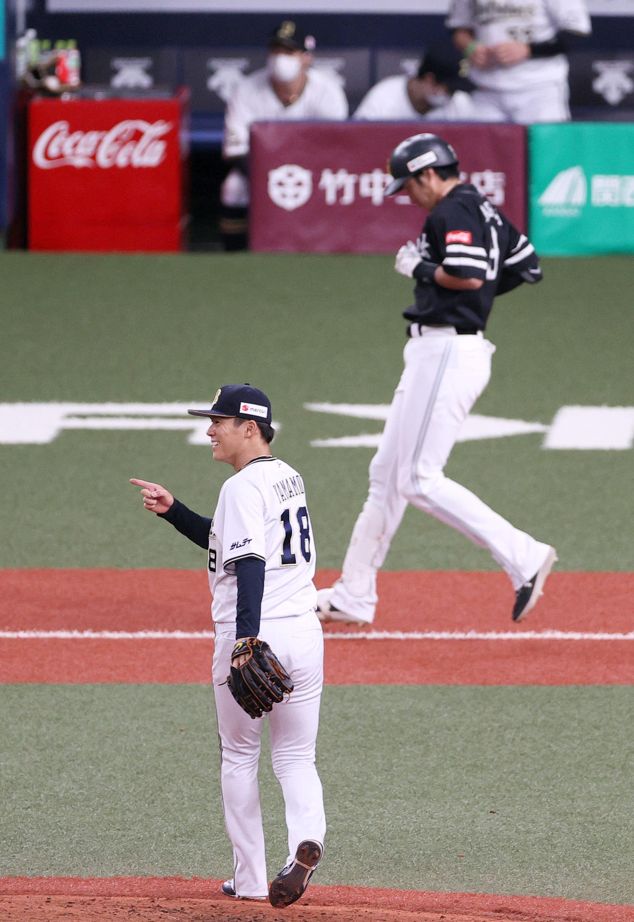 オリックス対ソフトバンク　4回表ソフトバンク2死、山本（手前）は柳田を二直に仕留める（撮影・上山淳一）