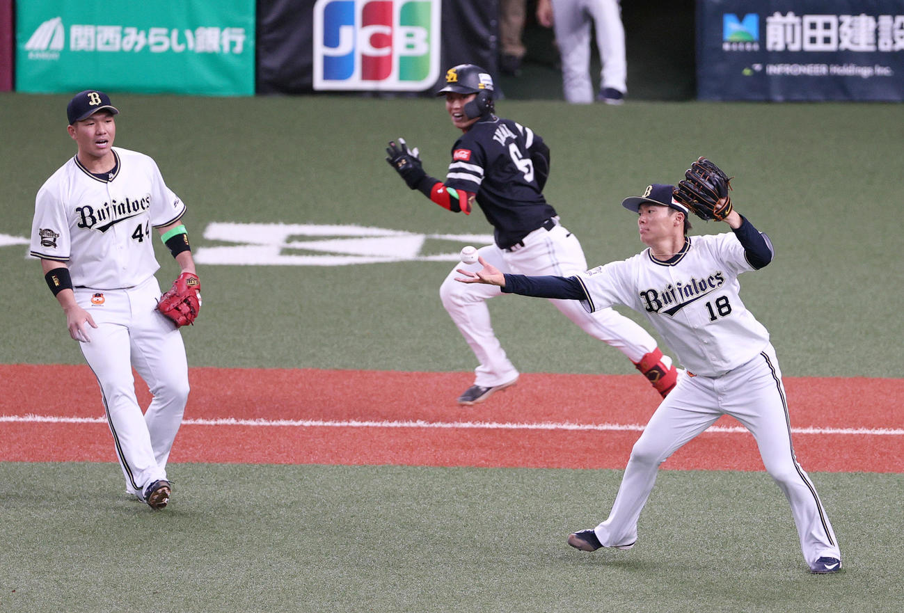 オリックス対ソフトバンク　5回表ソフトバンク無死一、二塁、山本は今宮のバントをファンブルするも一塁アウトにする。左は一塁手頓宮（撮影・上山淳一）