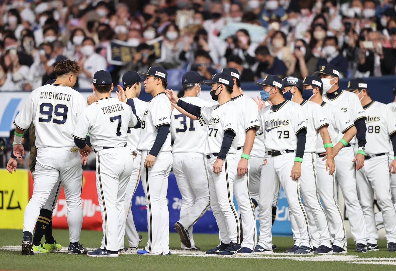 オリックス対ソフトバンク　勝利投手となった山本由伸はナインを出迎える（撮影・梅根麻紀）