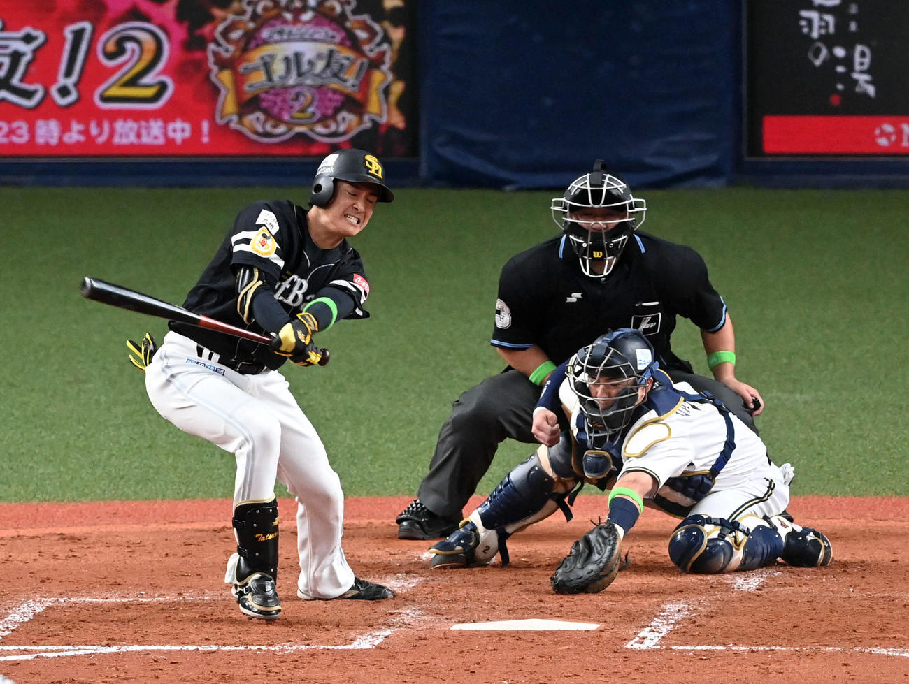 オリックス対ソフトバンク　5回表ソフトバンク1死二、三塁、空振り三振に倒れる柳町（撮影・前岡正明）