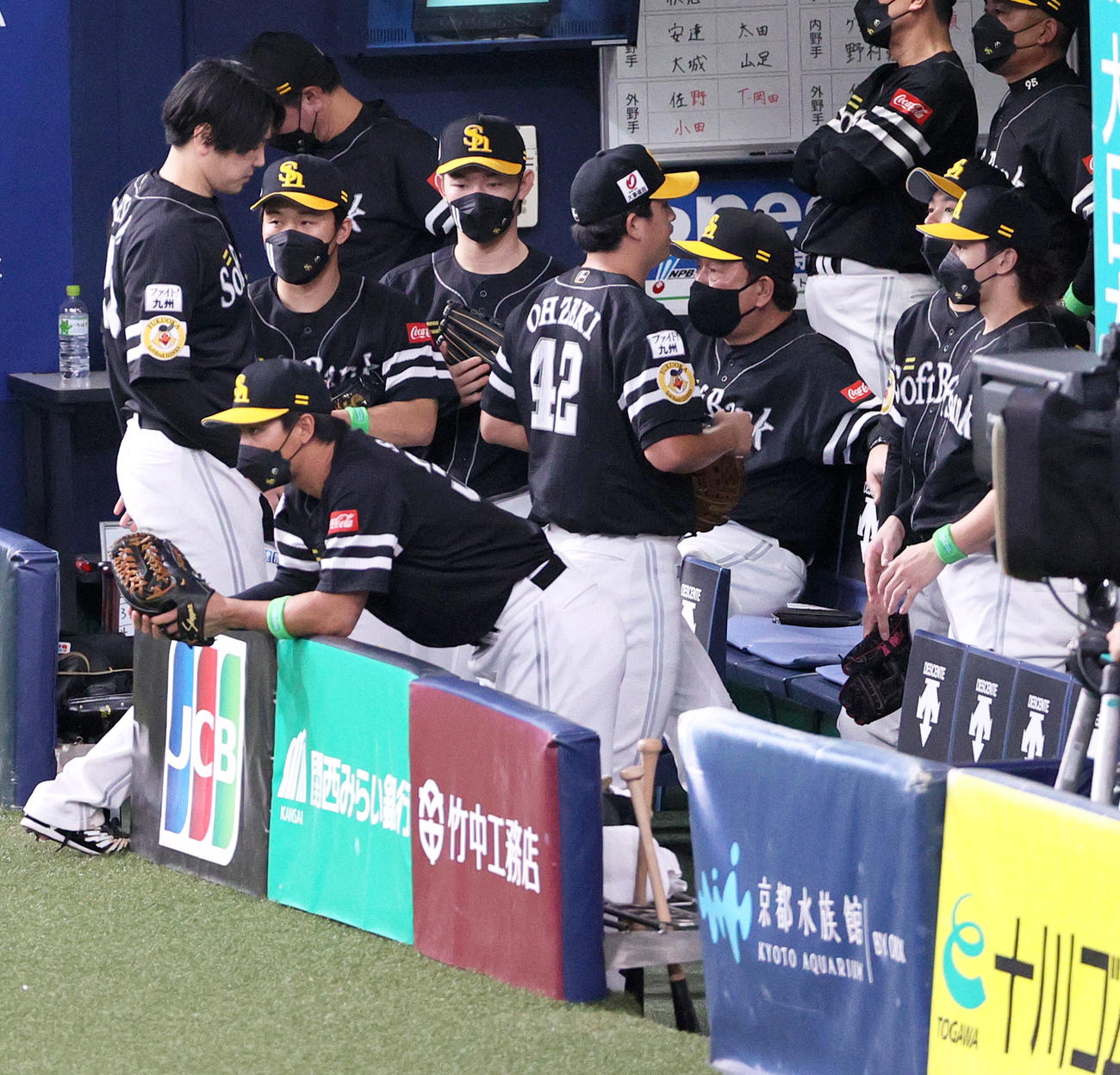 オリックス対ソフトバンク　5回裏オリックス2死満塁、大関（手前）は西野に押し出し四球を出し降板となりベンチへ引き揚げる。右から3人目は藤本監督（撮影・上山淳一）