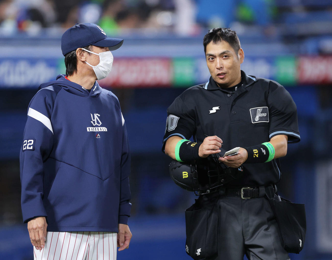 ヤクルト対阪神　6回裏を終え、高津監督（左）は白井球審に選手交代を告げる（撮影・河田真司）