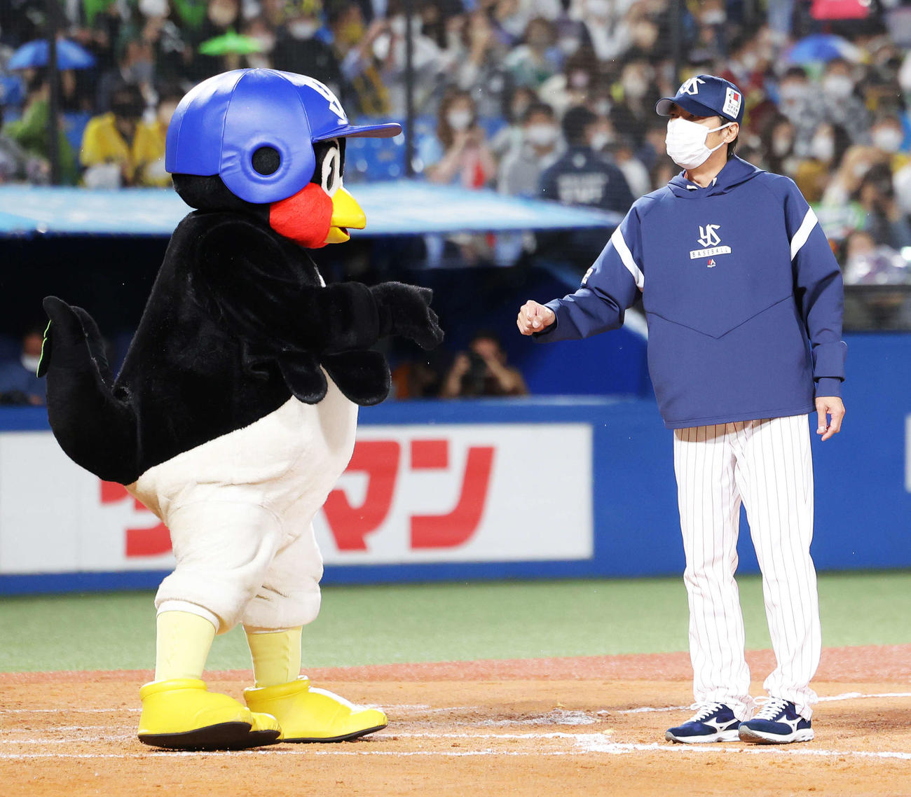 ヤクルト対阪神　阪神に勝利し、グータッチを交わすつば九郎（左）と高津監督（撮影・河田真司）