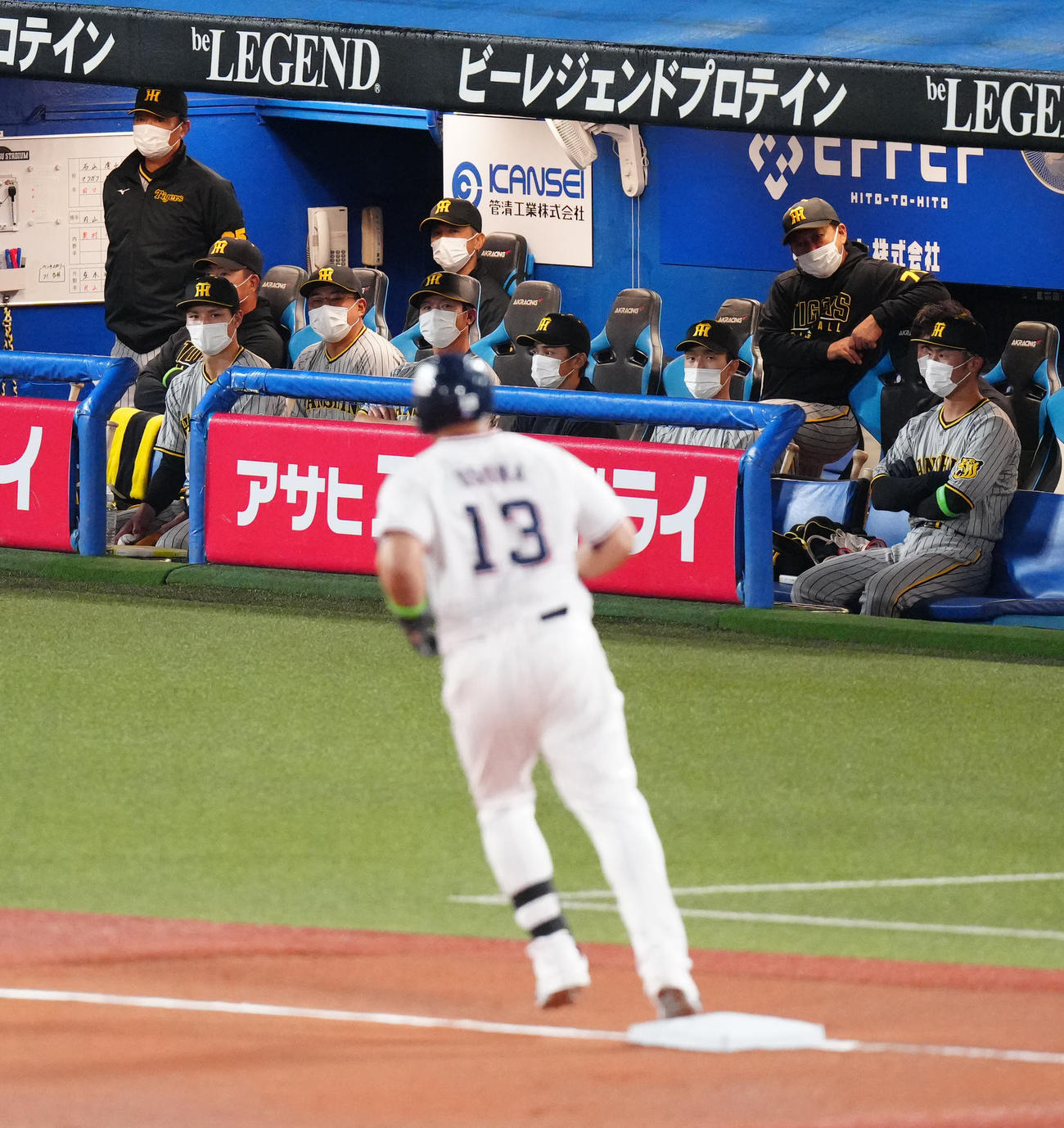 ヤクルト対阪神　1回裏ヤクルト2死一、二塁、西勇がオスナ（手前）に先制3点本塁打を浴び、厳しい表情の矢野監督（奥）ら阪神ベンチ（撮影・江口和貴）