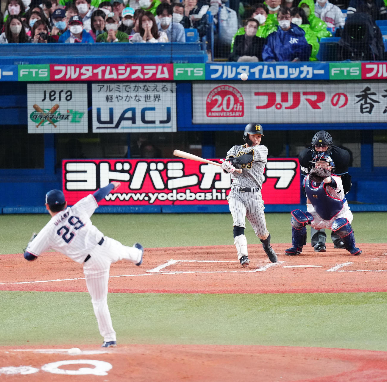 ヤクルト対阪神　6回表阪神2死三塁、適時打を放つ島田。投手小川（撮影・江口和貴）