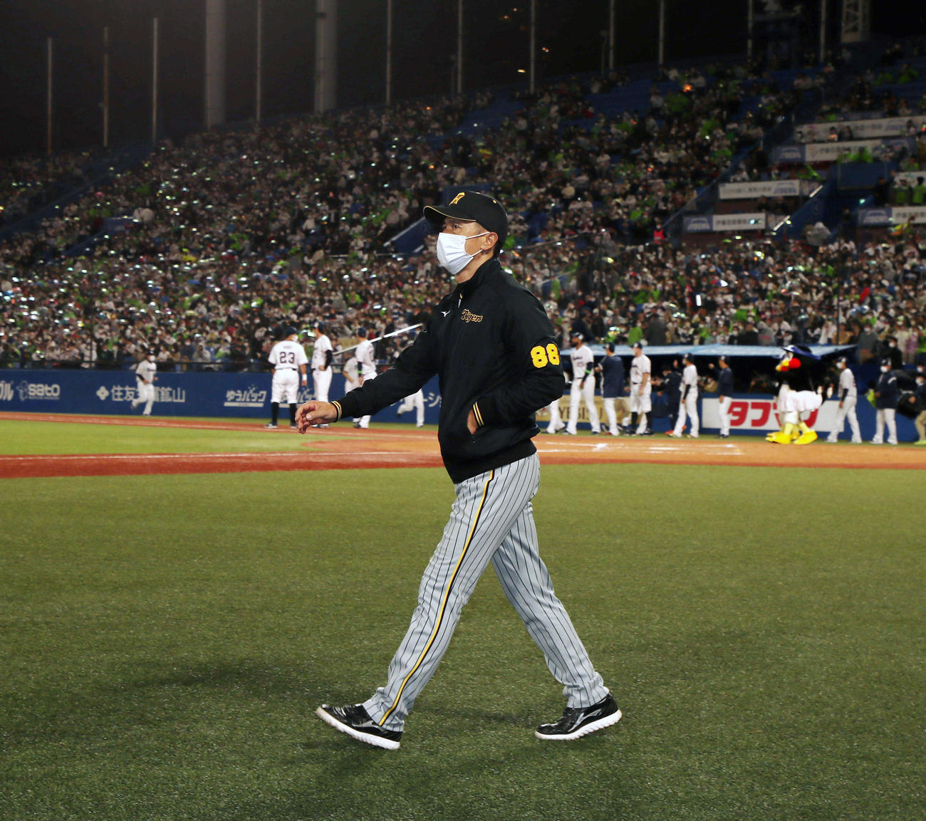 ヤクルト対阪神　初戦を落とし引き揚げる阪神矢野監督（撮影・加藤哉）