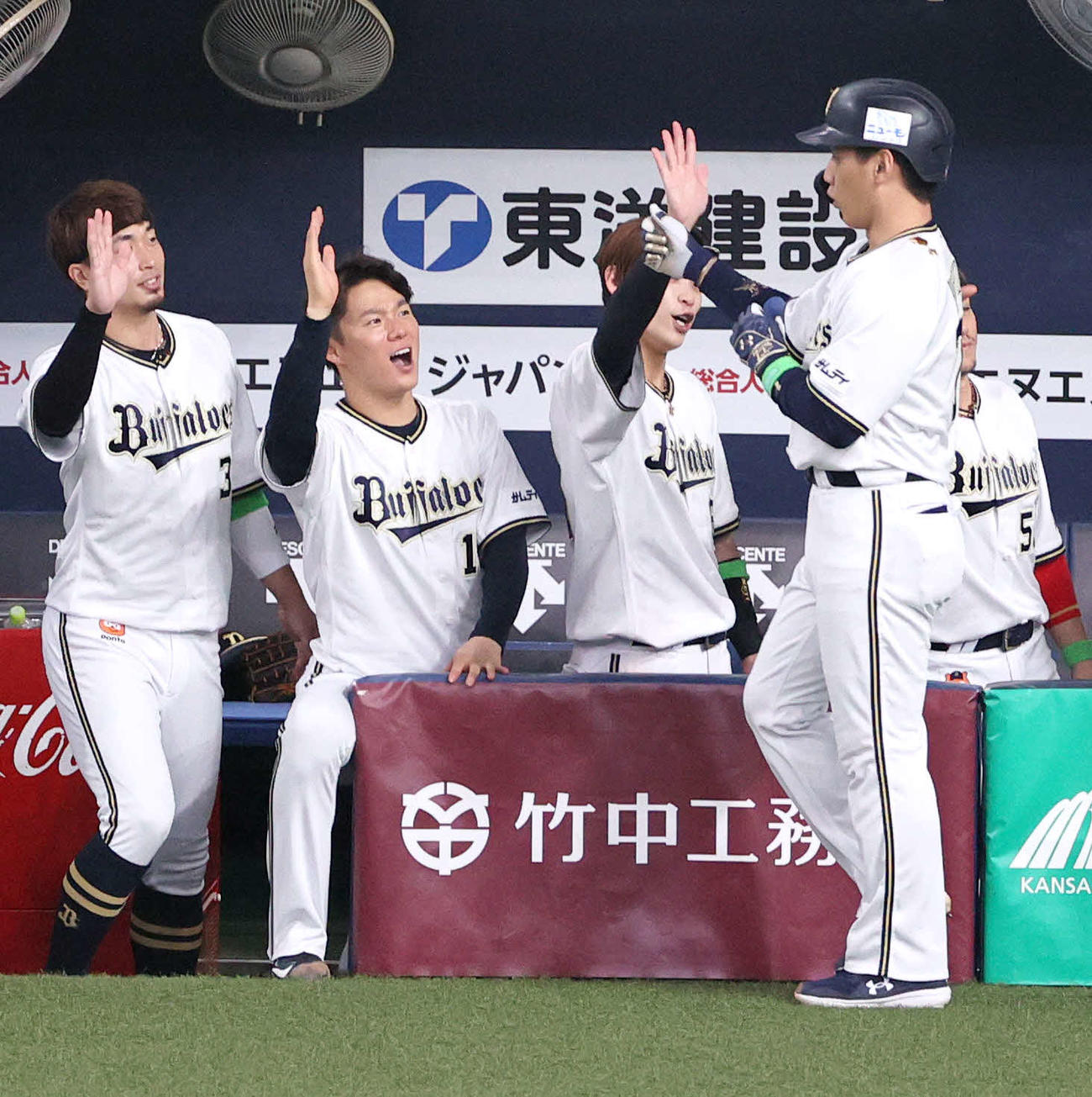 オリックス対ソフトバンク　7回裏オリックス1死、右越え本塁打を放った吉田正（手前）を迎える山本（左から2人目）らナイン（撮影・上山淳一）