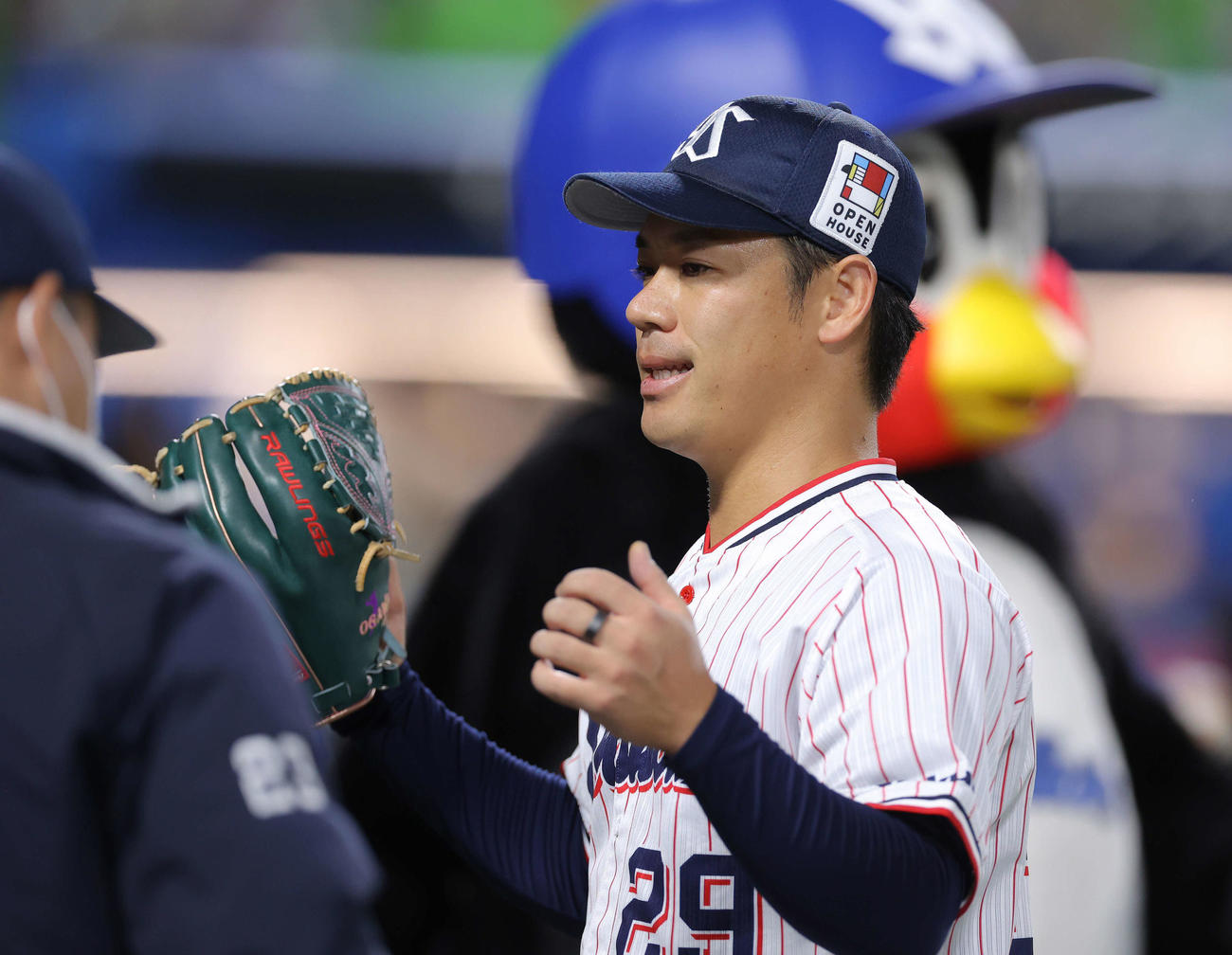 ヤクルト対阪神　5回表、3者凡退に抑えガッツポーズでベンチに戻る小川（撮影・河田真司）