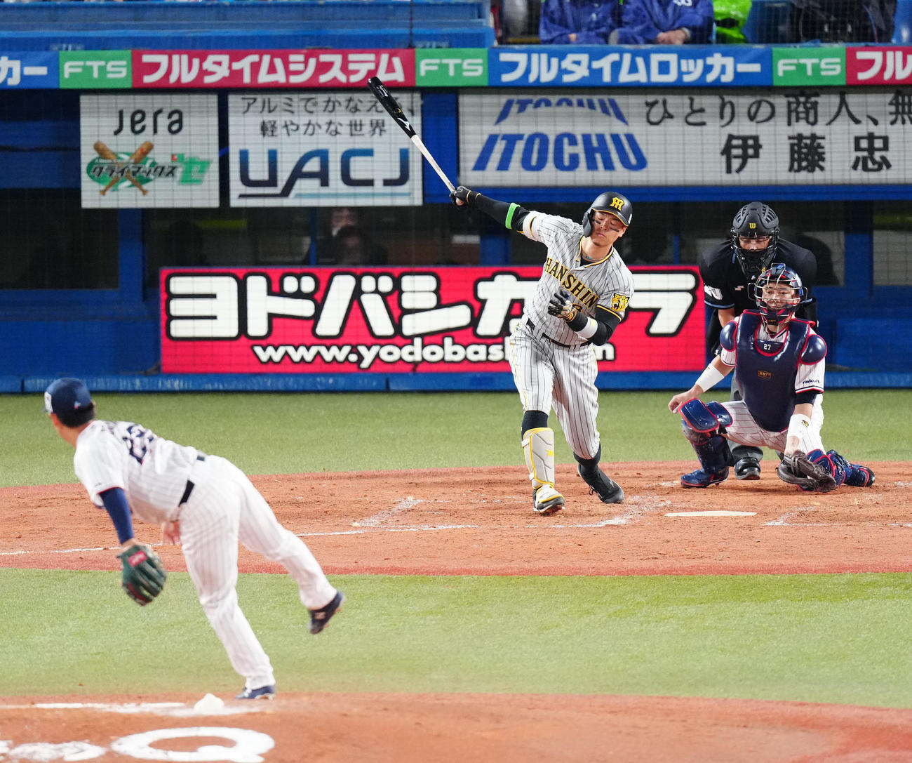 ヤクルト対阪神　5回表阪神1死、空振り三振に倒れる佐藤輝。投手小川（撮影・江口和貴）