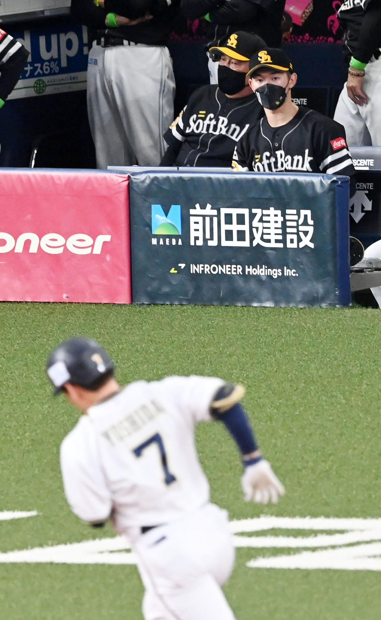 オリックス対ソフトバンク　7回裏オリックス無死、吉田正に右越え本塁打を打たれがっくりする藤本監督（左）（撮影・前岡正明）