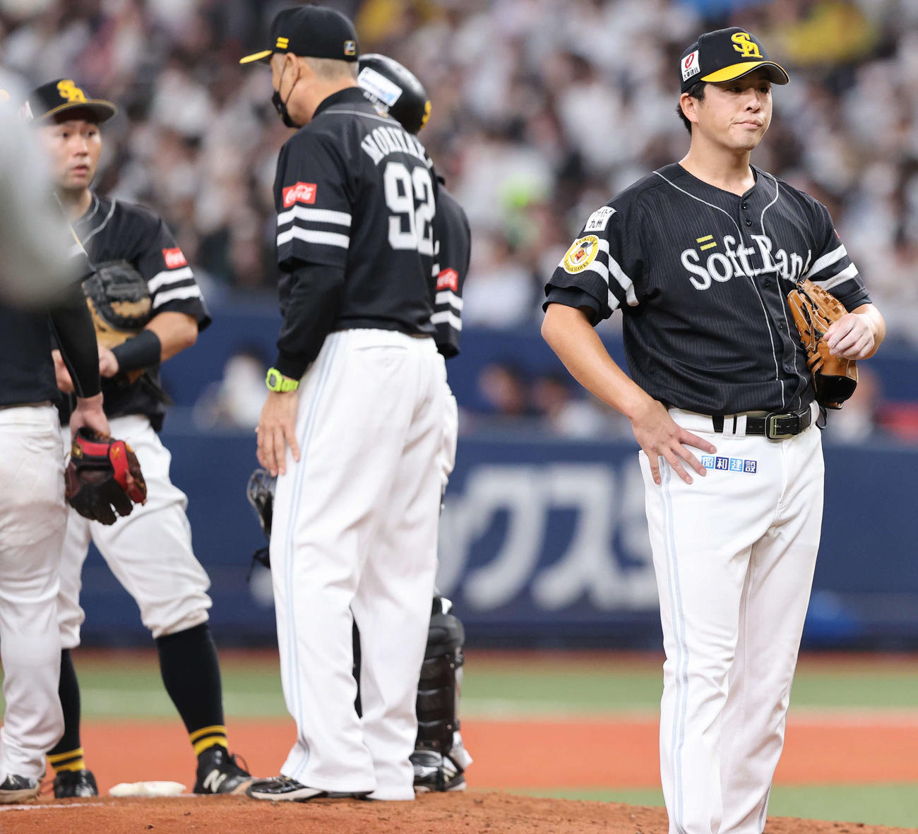 オリックス対ソフトバンク　5回裏、2者連続で押し出し四球を与えて降板する大関（右）（撮影・梅根麻紀）