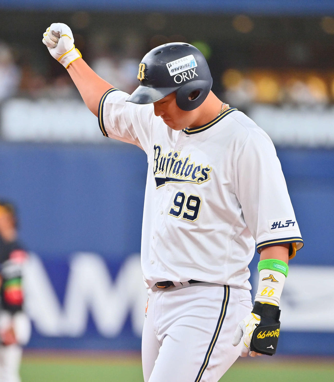 オリックス対ソフトバンク　5回裏オリックス2死満塁、右前適時打を放ち、塁上でガッツポーズする杉本（撮影・和賀正仁）