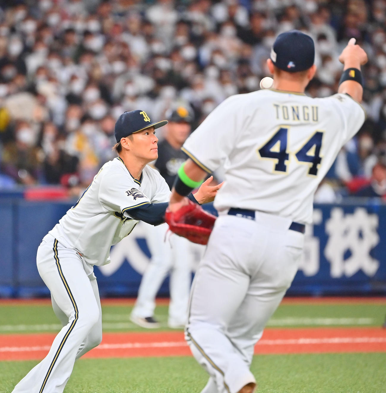 オリックス対ソフトバンク　5回表ソフトバンク無死一、二塁、今宮の投前バントをファンブルする山本（撮影・和賀正仁）
