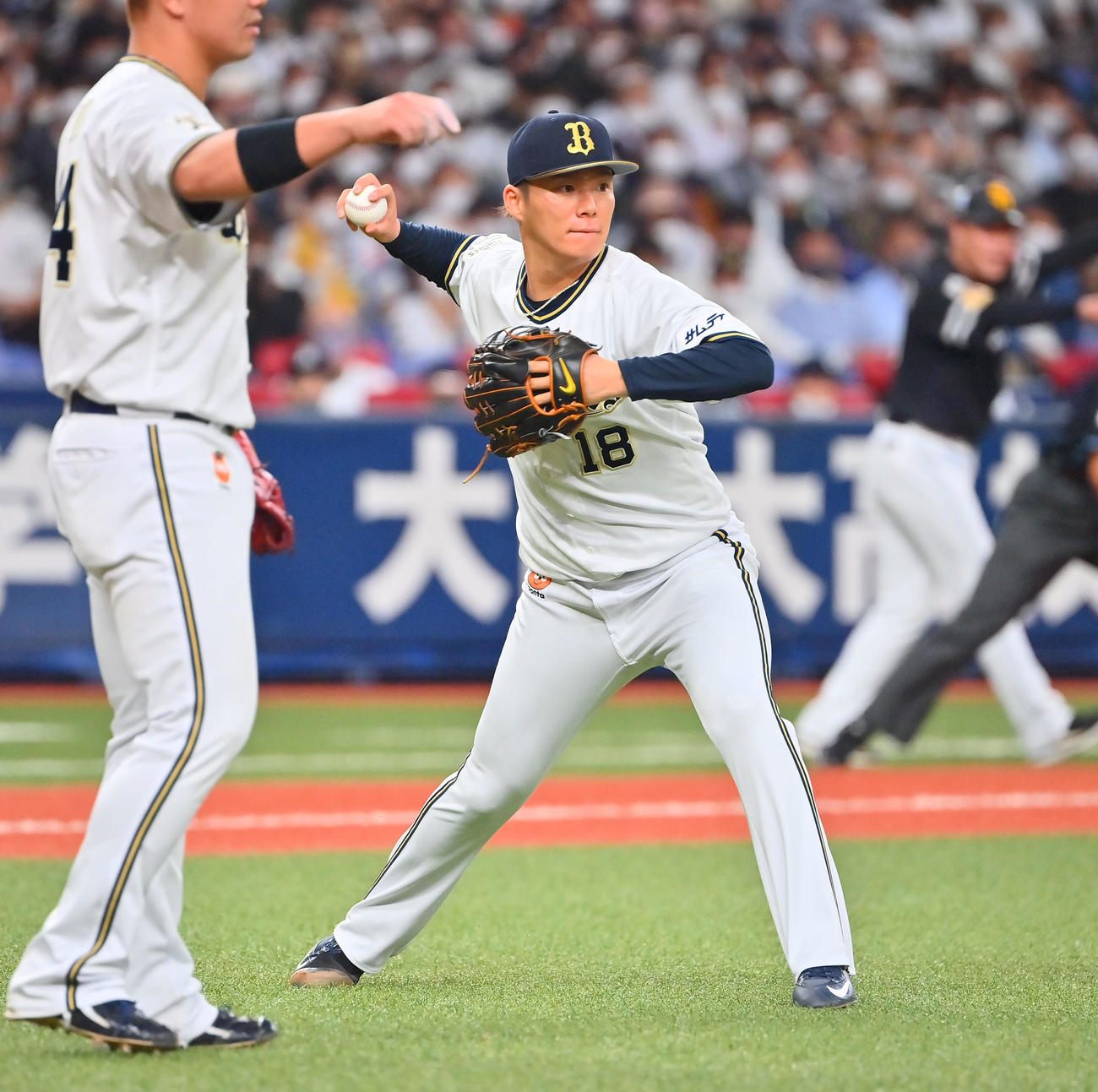 オリックス対ソフトバンク　5回表ソフトバンク無死一、二塁、今宮の投前バントをファンブルする山本（撮影・和賀正仁）