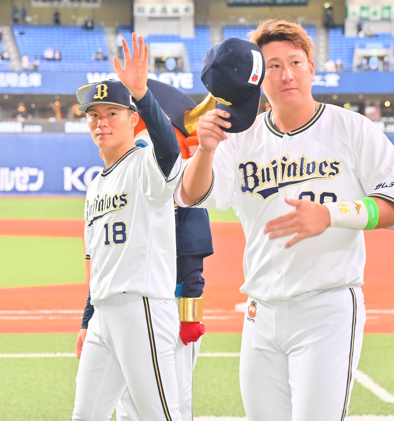 オリックス対ソフトバンク　ヒーローインタビュー後、ファンに手を振る山本、右は杉本（撮影・和賀正仁）