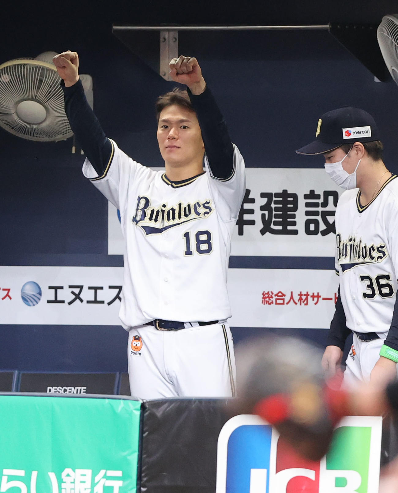 オリックス対ソフトバンク　5回裏オリックス2死満塁、頓宮裕真は四球で一塁へ歩き得点となる、山本由伸は喜ぶ（撮影・梅根麻紀）