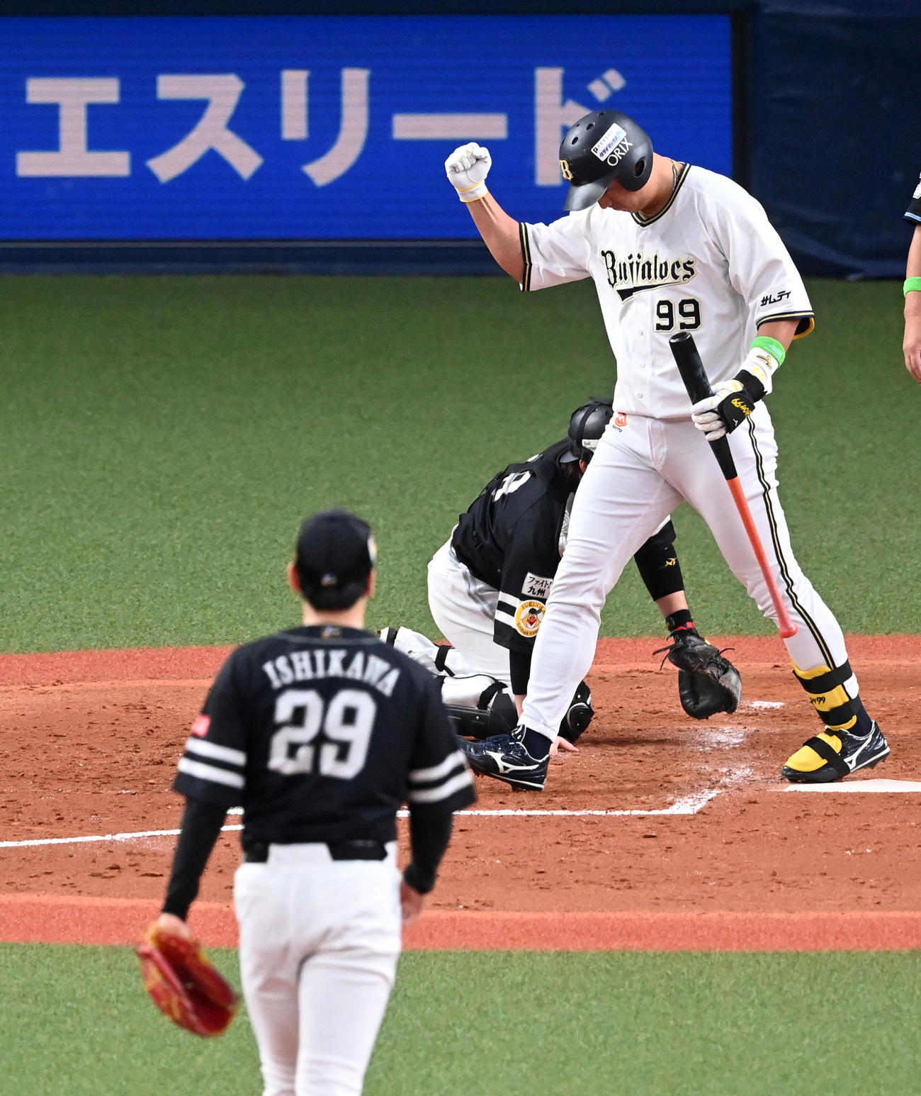 オリックス対ソフトバンク　4回裏オリックス1死満塁、杉本は押し出しの四球を選びガッツポーズ。投手石川（撮影・前岡正明）