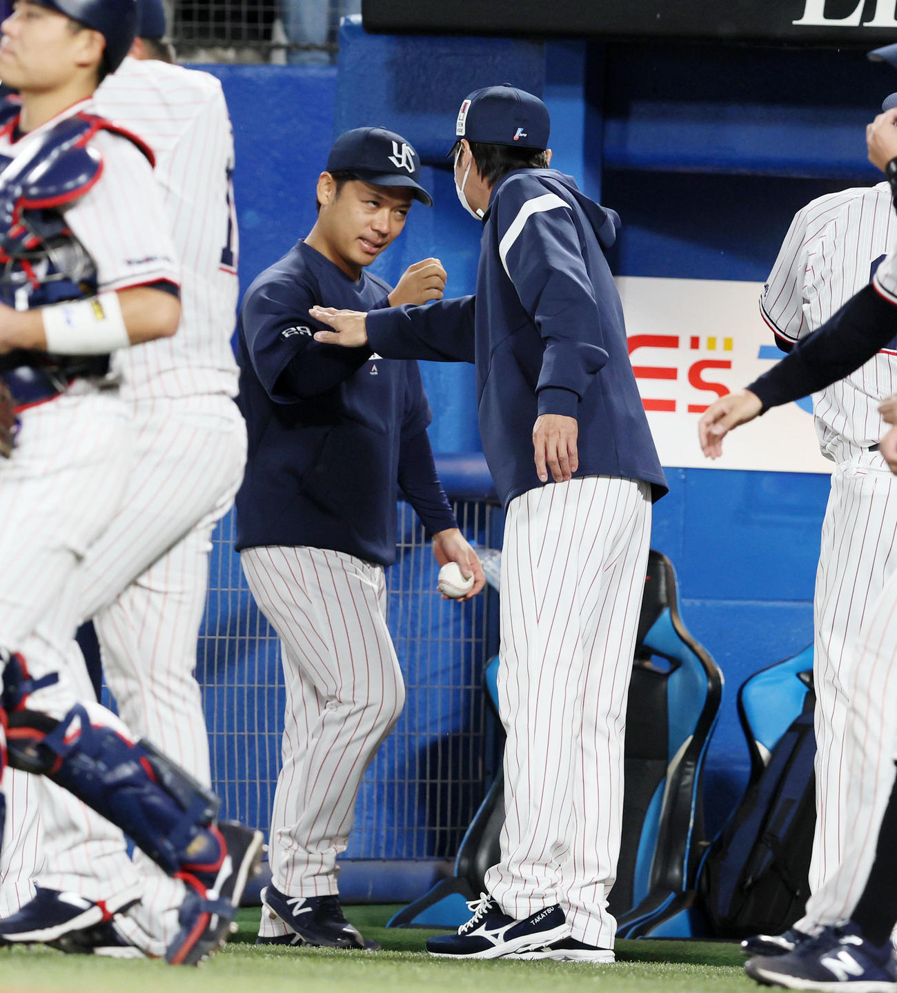 ヤクルト対阪神　阪神に勝利し高津監督（右）とタッチする小川（撮影・加藤哉）