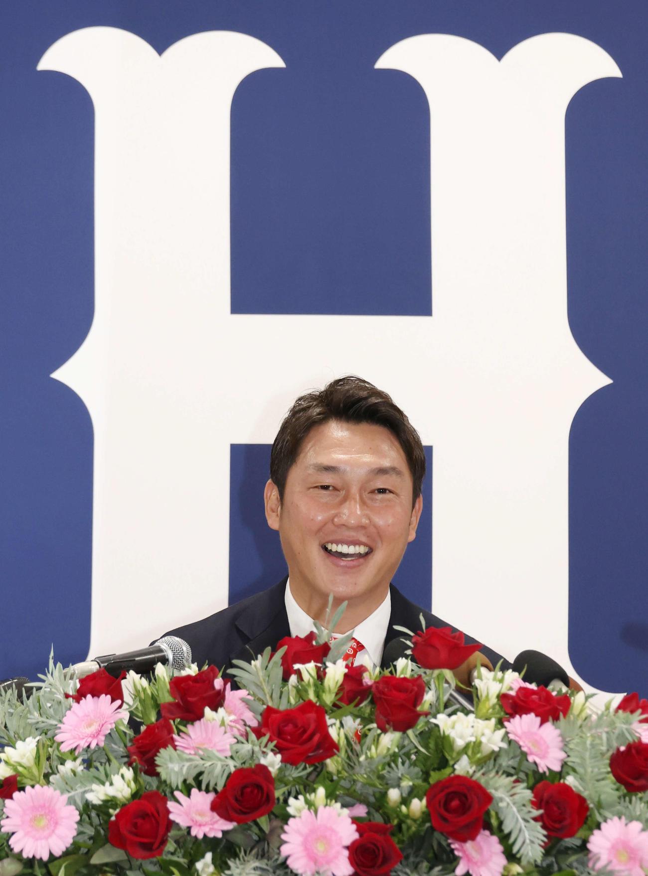 広島の監督に就任し、会見する新井新監督（撮影・加藤孝規）