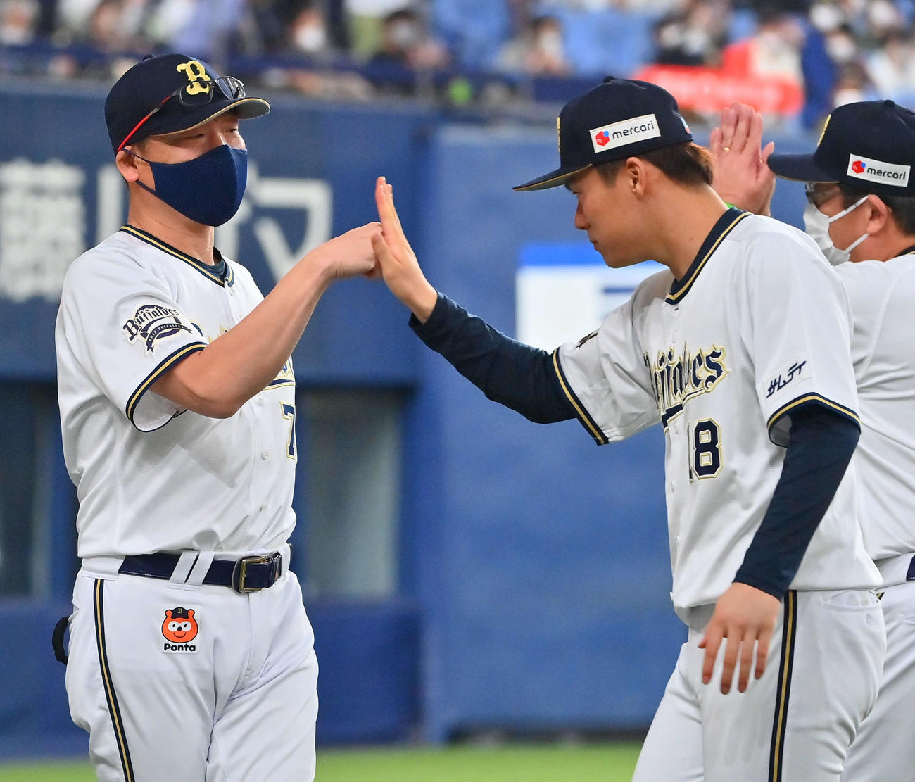 オリックス対ソフトバンク　8回無失点の好投を見せたオリックス山本（右）を迎える中嶋監督（撮影・和賀正仁）