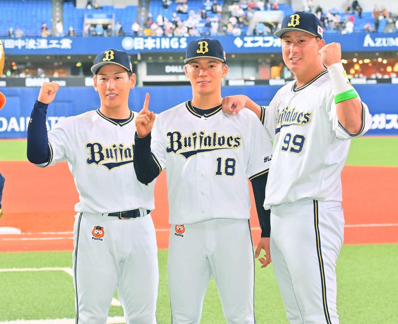 オリックス対ソフトバンク　ヒーローインタビュー後にガッツポーズするオリックスの、左から吉田正、山本、杉本（撮影・和賀正仁）