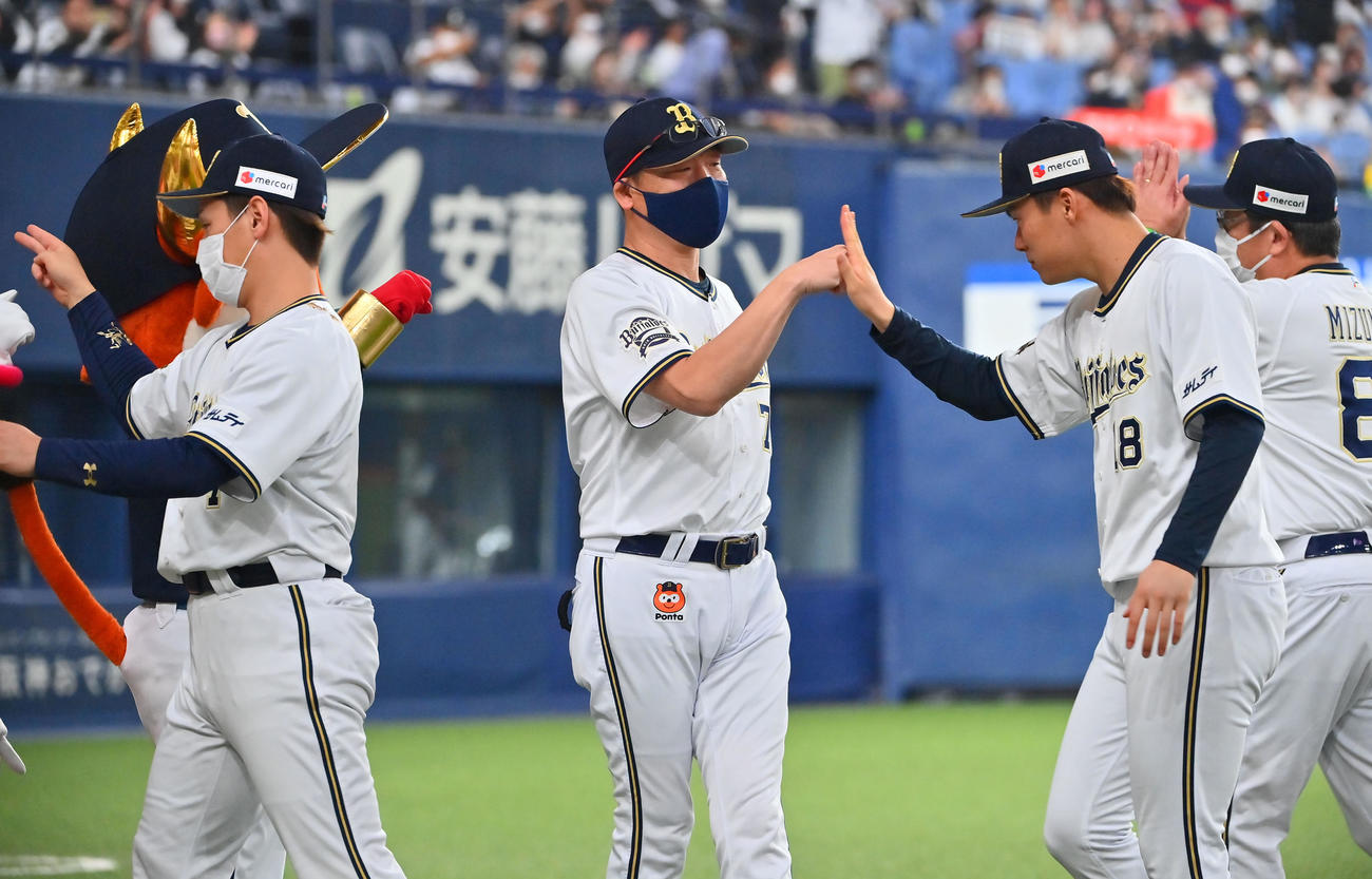オリックス対ソフトバンク　8回無失点の好投を見せた山本を迎えるオリックス中嶋監督（撮影・和賀正仁）