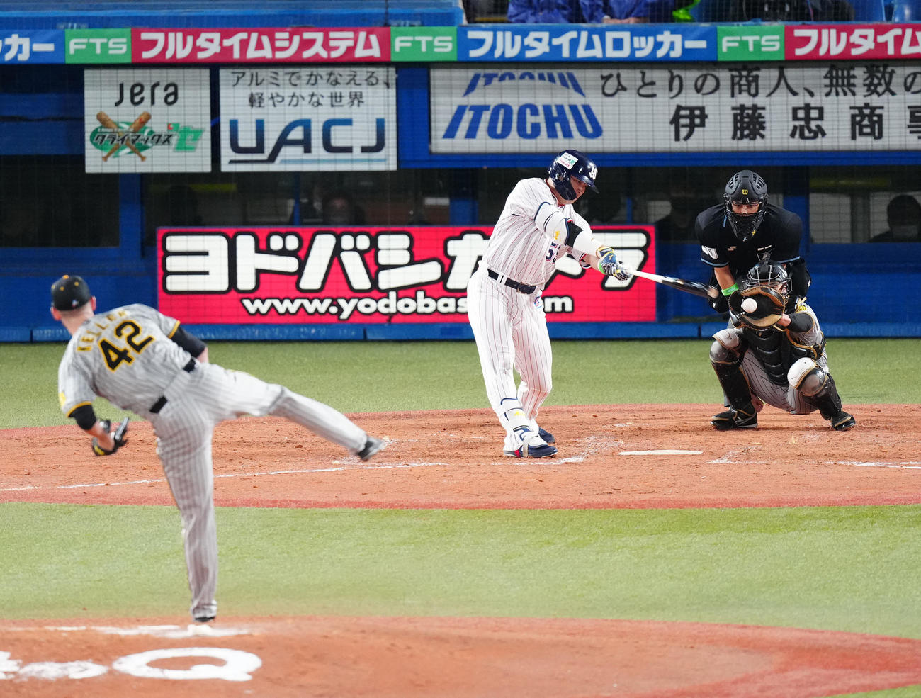 ヤクルト対阪神　5回裏ヤクルト1死、空振り三振に倒れる村上。投手ケラー（撮影・江口和貴）
