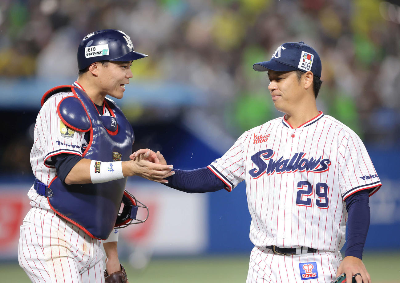 ヤクルト対阪神　2回表を抑えタッチを交わす中村（左）と小川（撮影・河田真司）