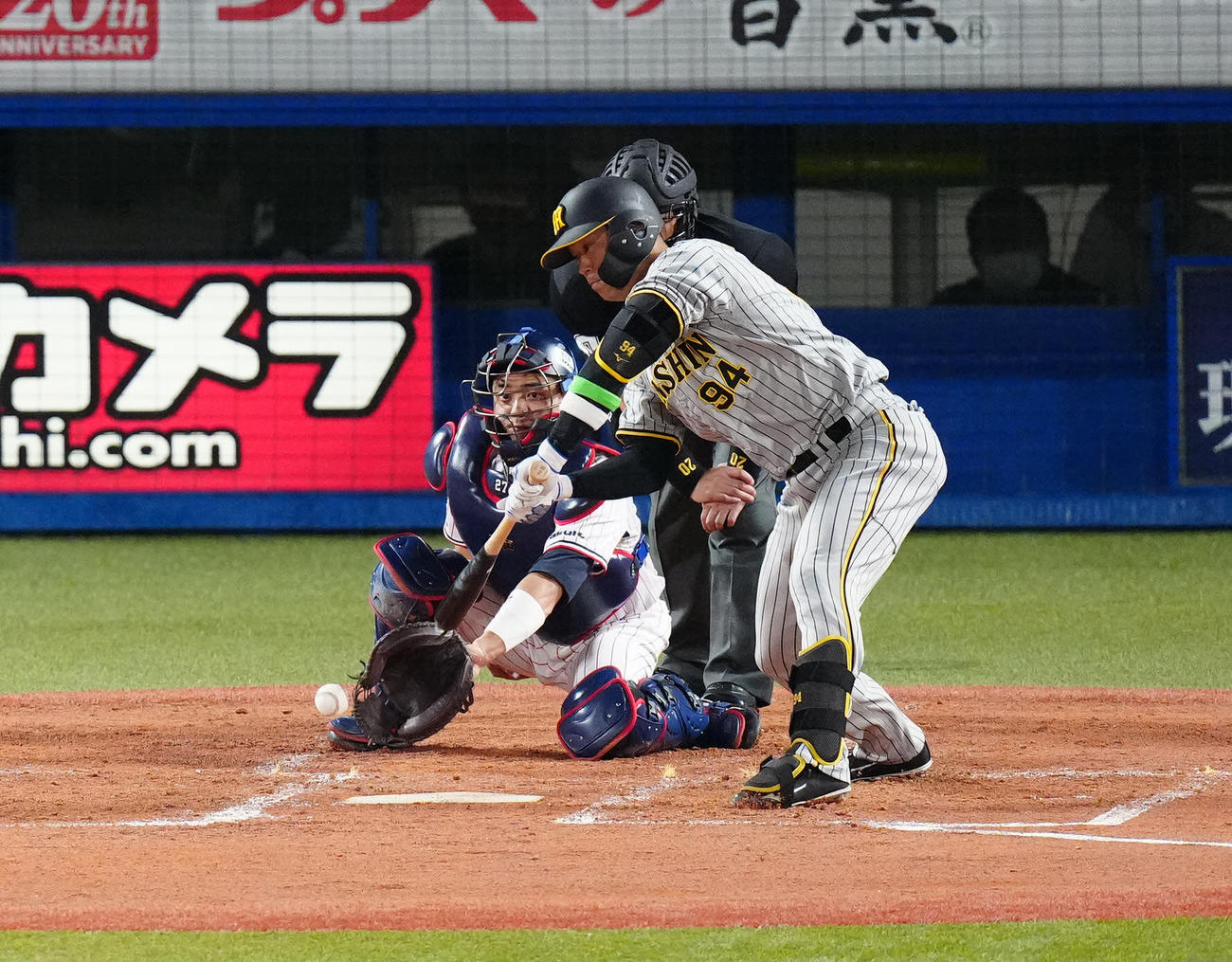 ヤクルト対阪神　2回表阪神無死二塁、空振り三振に倒れる原口（撮影・江口和貴）