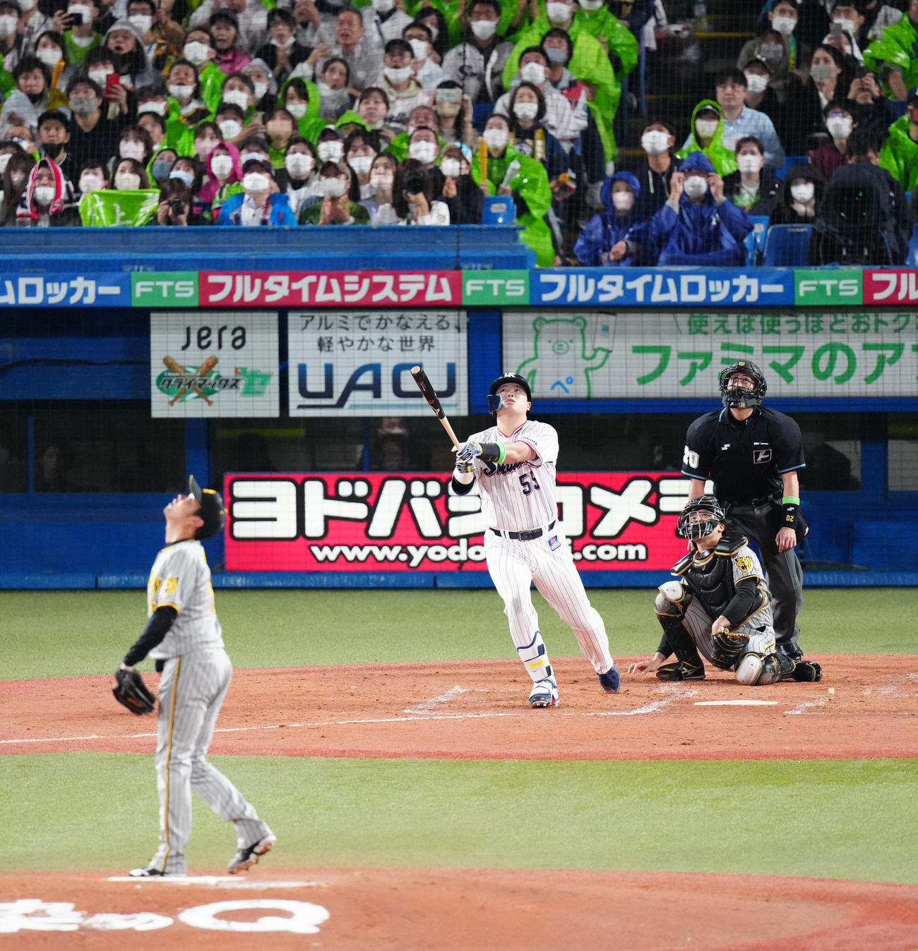 ヤクルト対阪神　2回裏ヤクルト2死一、二塁、中飛に倒れる村上。投手西勇（撮影・江口和貴）