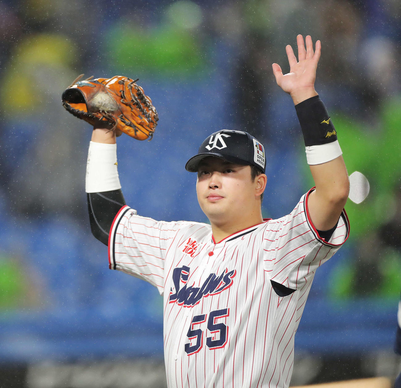 ヤクルト対阪神　阪神に勝利し、観客席に手を振る村上（撮影・河田真司）
