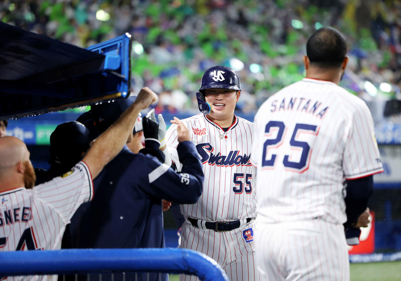 ヤクルト対阪神　3回裏ヤクルト2死一塁、左越え逆転2点本塁打で生還し、ベンチナインに迎えられる村上（中央）（撮影・河田真司）