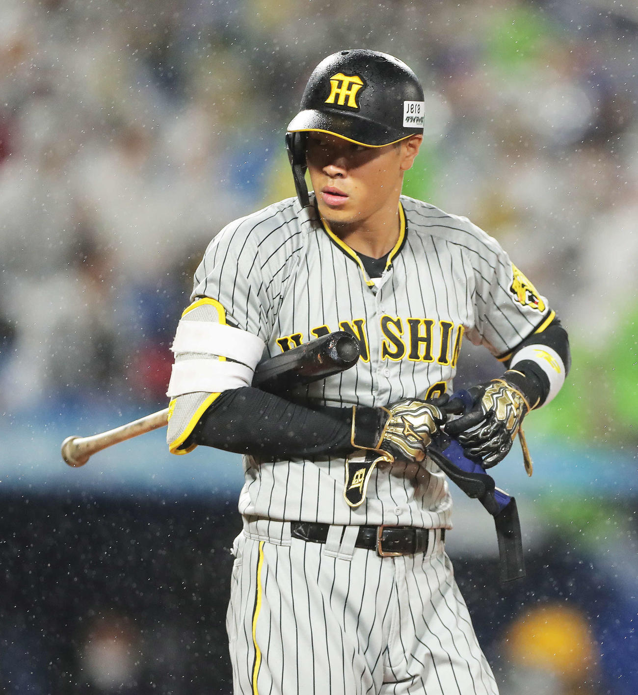 ヤクルト対阪神　6回表阪神2死二塁、四球を選ぶ佐藤輝（撮影・河田真司）