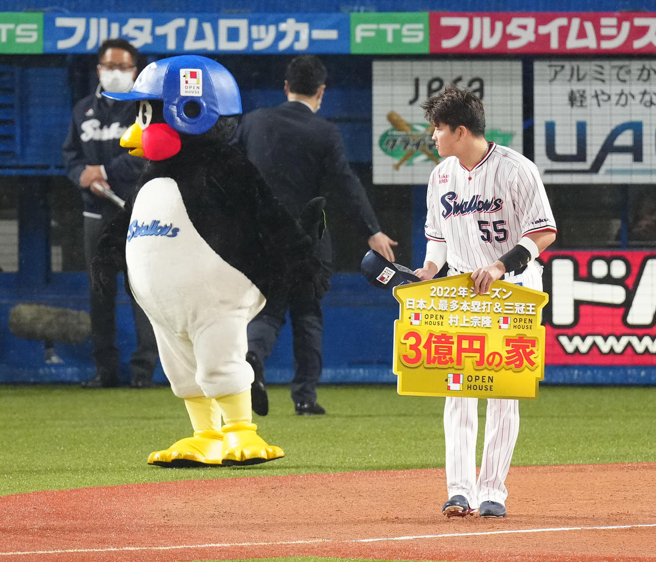 ヤクルト対阪神　試合前、オープンハウスから3億円の家が贈呈されたヤクルト村上（撮影・江口和貴）