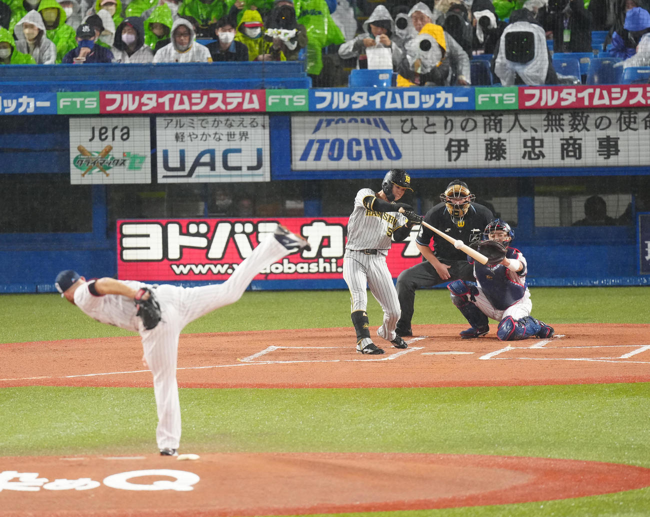 ヤクルト対阪神　1回表阪神無死、三塁打を放つ中野。投手サイスニード（撮影・江口和貴）