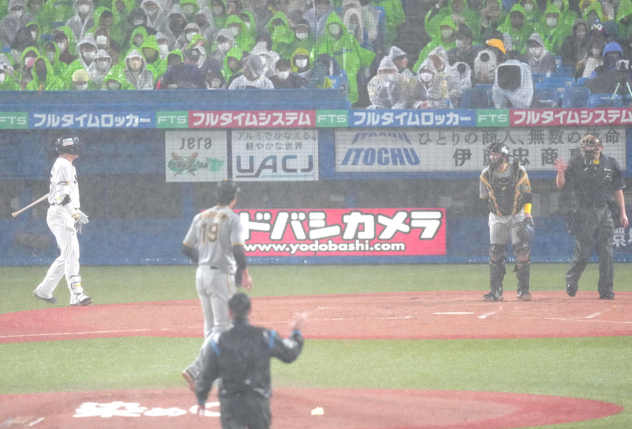1回裏ヤクルト2死一塁、打者村上の時、降雨で中断する（撮影・江口和貴）