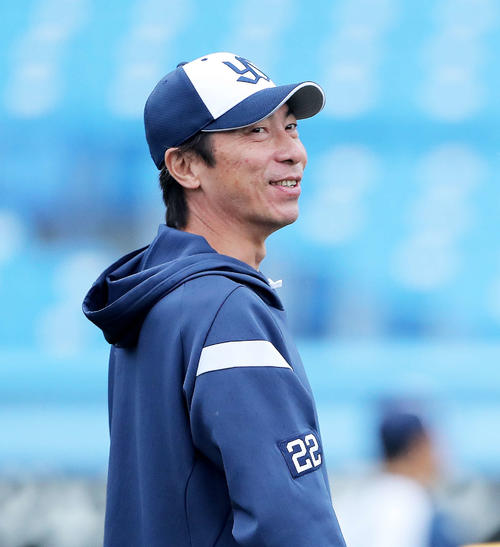 ヤクルト対阪神　試合前、笑顔を見せるヤクルト高津監督（撮影・河田真司）