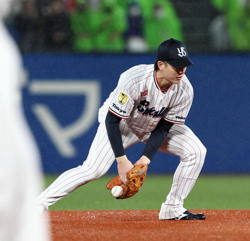 ヤクルト対阪神　2回表阪神2死一、二塁、長岡は島田の打球をエラーする（撮影・加藤哉）