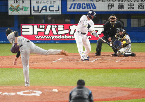 ヤクルト対阪神　3回裏ヤクルト2死一塁、左越えに逆転2点本塁打を放つ村上。投手藤浪（撮影・江口和貴）