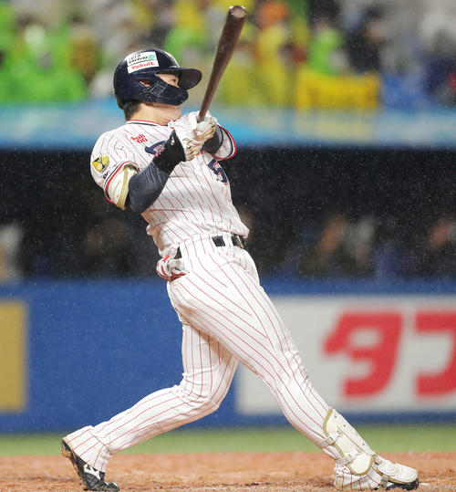 ヤクルト対阪神　4回裏ヤクルト1死、右越えソロ本塁打を放つ長岡（撮影・河田真司）