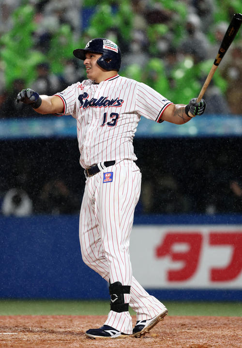 ヤクルト対阪神　5回裏ヤクルト1死二塁、オスナは左越え2点本塁打を放つ（撮影・加藤哉）