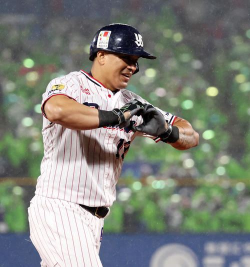 ヤクルト対阪神　5回裏ヤクルト1死二塁、オスナは左越え2点本塁打を放ちハートマークを作ってダイヤモンドをまわる（撮影・加藤哉）