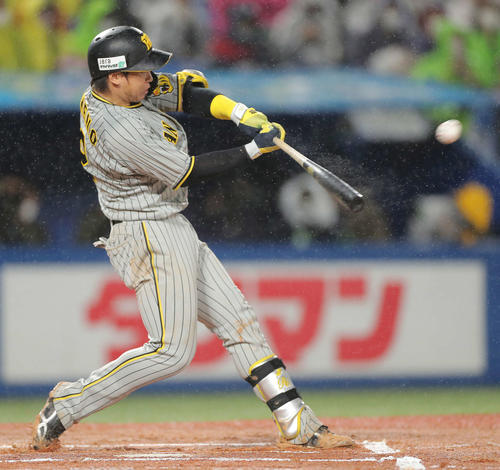 ヤクルト対阪神　6回表阪神2死、中越え二塁打を放つ梅野（撮影・河田真司）