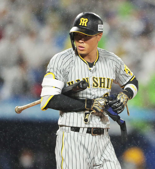 ヤクルト対阪神　6回表阪神2死二塁、四球を選ぶ佐藤輝（撮影・河田真司）