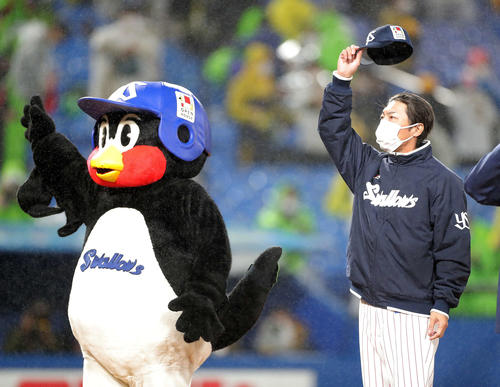 ヤクルト対阪神　阪神に勝利し観客席にあいさつする高津監督（撮影・河田真司）