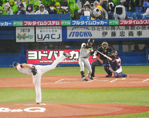 ヤクルト対阪神　1回表阪神無死、三塁打を放つ中野。投手サイスニード（撮影・江口和貴）